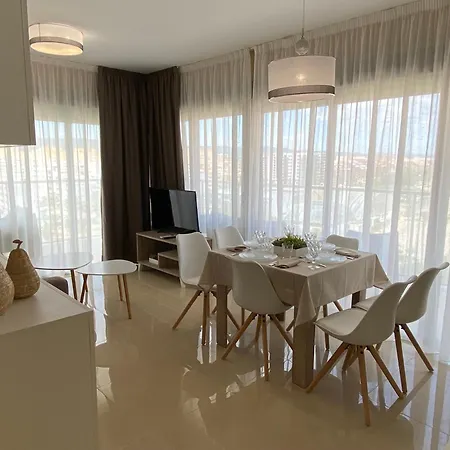 Deluxe Miramar Marina Park Apartment